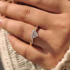 Bague de fiançailles en moissanite en forme de cœur délicat, or jaune 14 carats, bande pavée personnalisable, cadeau romantique pour un anniversaire, bijoux fins pour elle - Product Image 4