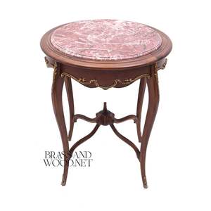 Table d'appoint ronde néoclassique de luxe avec plateau en marbre rose de qualité supérieure et élégants accents en laiton doré pour la décoration intérieure des palais - Product Image 1
