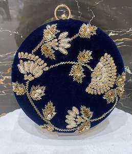 Accessoires de mode Pochette noire classique pour femme Sac à main élégant et minimaliste pour des déclarations de mode intemporelles d'Inde - Product Image 2