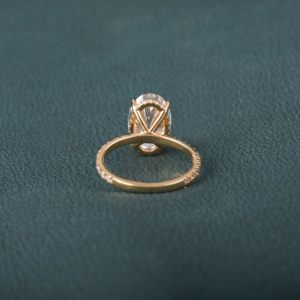 Anillo de compromiso de diamante cultivado en laboratorio de corte ovalado de 3,0 quilates con piedras de acento glamorosas en 14KT chapado en oro amarillo IGI Classic - Product Image 4