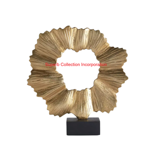 Escultura de anillo de metal dorado elegante con acabado Escultura de oro decorativa hecha a mano con acento de mesa elegante en base negra - Product Image 1