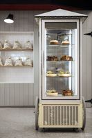Vitrine en verre de design luxueux pour kiosque de boulangerie, mobilier de présentation durable pour magasin de détail, étagère de présentation de chocolats et desserts