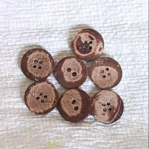 Botones de madera tallados a mano de aspecto antiguo de 4 agujeros para diseñadores y tiendas - Product Image 1