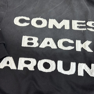 เสื้อฮู้ดดี้ผู้ชายทรงโอเวอร์ไซส์ ผ้าคอตตอนฟลีซ ปักลายแบบแอพพลิเค ไม่มีกระเป๋า ปักลายแบบแพทช์ ล้างสีแบบแอซิดวอช - Product Image 4