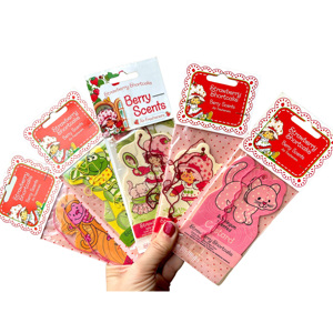 Désodorisants de <span class=keywords><strong>voiture</strong></span> en papier de coton super absorbant, personnalisables avec logo, motif fraise de dessin animé, pour filles, avec différentes senteurs, vente en gros sans minimum de commande - Product Image 1