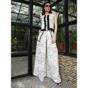 Ensemble décontracté imprimé avec un haut sans manches court et un pantalon évasé confortable pour une tenue tendance et polyvalente - Product Image 1