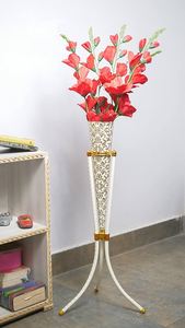Florero de Metal hecho a mano de diseño personalizado en acabado plateado Florero decorativo de mesa de Venta caliente para la vida - Product Image 2