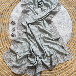 Sari de seda Vichitra suave y pesado de diseñador indio con hermosas impresiones digitales Trabajo y blusa de contraste de diseñador Estilo tradicional - Product Image 1