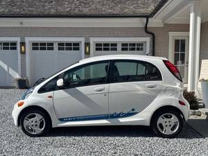 2012 I-M l E V AWD Sedán con Batería de Litio, Neumáticos R18, Doble Tracción y Asientos de Cuero - Product Image 4