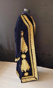 Elegante Abrigo Maxi de Terciopelo con Color Personalizado, Chaqueta con Bordado Estructurado en Dorado Brillante, Encaje y Tinte Liso - Product Image 4