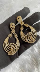 Elegantes pendientes de oro amarillo de 14kt para mujer, colección única con claridad de diamantes naturales en venta - Product Image 2