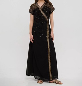 Robe longue noire élégante avec perles dorées, col en V, manches courtes, coupe ample, style portefeuille à nouer, pour soirée, été, en mousseline 100% coton - Product Image 1