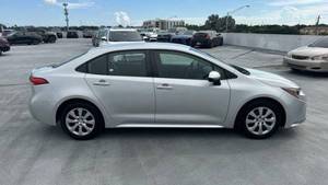 Toyota Corolla LE CV 2022, intérieur en cuir foncé, boîte de vitesses automatique, moteur 4L, taille des pneus R16, essence électrique, essence, arrière - Product Image 2