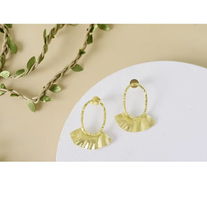 Pendientes de Moda con Volantes Dorados Fluidos y un Atractivo Ligero, Perfectos para el Estilo Urbano o Eventos, de la India - Product Image 3