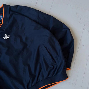 Sudadera con Capucha Impermeable Azul Marino, Estilo Deportivo con Cuello en V, Detalles Naranjas y Puños a Rayas - Product Image 2