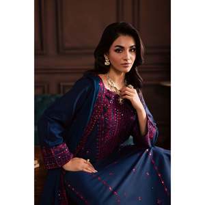 Ensemble 3 pièces pour femmes en batik brodé avec dupatta en mousseline et pantalon brodé de sequins - BIC-4878 - Product Image 4