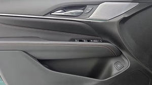 Cadillac CT4-V 2025 d'occasion en excellent état, propulsion arrière, turbo, électrique, boîte automatique standard, intérieur cuir foncé, régulateur de vitesse adaptatif, jantes R17 - Product Image 5