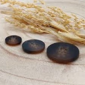 Botón de cuerno de búfalo de alta calidad, 18mm, 28L, botones de cuerno redondos de 4 agujeros, botón de traje de ropa personalizado de cuerno de búfalo Real de alta calidad - Product Image 1