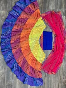 Nouvelle tenue de soirée de styliste, crêpe douce et lourde avec impression numérique et à volants. - Product Image 5