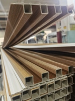 Panneaux muraux cannelés modernes en PVC ignifuge de qualité supérieure 2025 pour intérieur et extérieur – Matériaux de construction pour la maison et la décoration (couleur café)