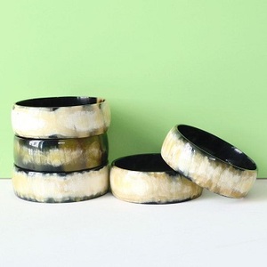 Brazalete de Cuerno de Búfalo Natural, Negro y Blanco, Hecho a Mano por f s i - Product Image 1