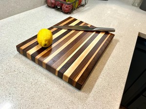 Planche à découper élégante en bambou avec finition lisse Planche à fromage fonctionnelle et élégante avec touche en acier inoxydable pour toutes les cuisines - Product Image 4