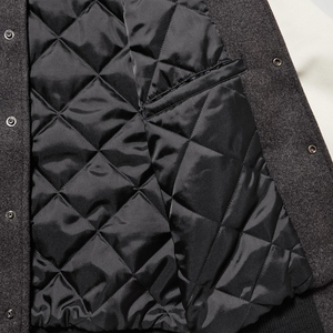 Veste de baseball d'hiver au look élégant, avec des patchs brodés sur le devant, impression sérigraphique, lettres d'université, style universitaire - Product Image 6