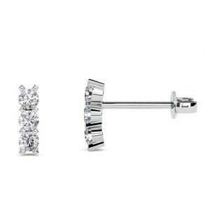 Pendientes colgantes refinados de corte redondo con diamante cultivado en laboratorio de 0.30 ct en platino para fiesta de compromiso - Product Image 2
