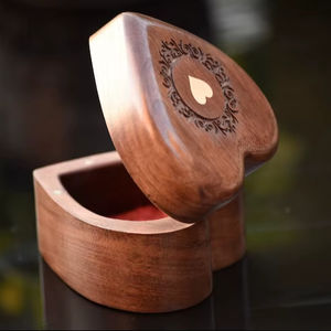 Boîte à bijoux en bois en forme de cœur personnalisée, organisateur en bois naturel artisanal pour bagues, boucles d'oreilles, article cadeau - Product Image 1