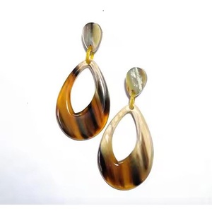 Pendientes Hechos a Mano con Cuerno de Búfalo Natural, Joyería Étnica Boho Ligera para Mujer, Regalo Sostenible, Colección Boutique - Product Image 2