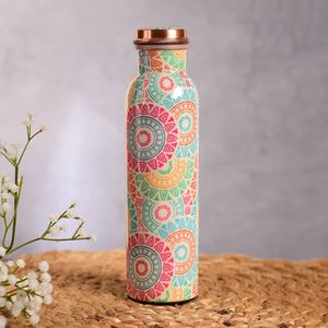 Bouteille en cuivre gravée avec finition noire de qualité supérieure avec des tasses pour une expérience de vie saine et luxueuse - Product Image 3