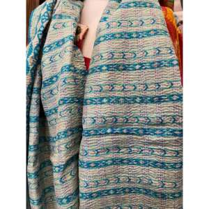 ผ้าพันคอและผ้าคลุมไหล่ไหมแท้ 100% ลายคันธา ขนาด 50x200 ซม. ใช้งานได้หลากหลายสำหรับฤดูใบไม้ผลิ ลาย 'Linear Sea' - Product Image 1