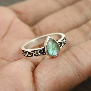 Bague en labradorite au design classique, forme poire 6x9mm, argent sterling 925, pierre précieuse artisanale, bijou minimaliste, bohème - Product Image 5