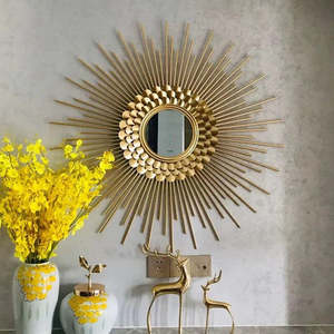 Miroir mural design en métal tournesol avec cadre classique en laiton et aluminium 24x24 pouces pour les hôtels, les couloirs et la salle de bain. - Product Image 4