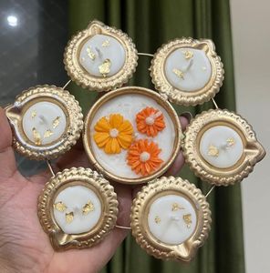 Lampe Diya en métal antique doré fait à la main pour Diwali et mariages Coffret cadeau d'affaires personnalisé deux paons WAX URLI - Product Image 2