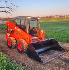 2023 Kubota SSV65 Chargeuse compacte diesel 64 HP Mini chargeuse sur chenilles compacte efficace à levage vertical avec moteur à engrenages à pompe - Product Image 1