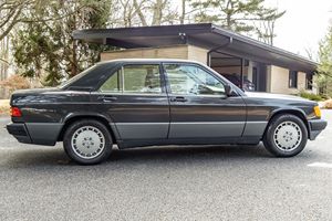 รถเบนซ์มือสอง ปี 1993 รุ่น 190E เครื่องยนต์ 2.6 ลิตร 6 สูบเรียง ไม่มีราคาขั้นต่ำ ผู้ดูแลรักษา 2 คน ภายในสีน้ำตาลอ่อน ปรับแต่งน้อยมาก - Product Image 3