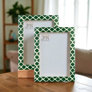 Cadre photo décoratif fait main en os et résine avec motif Casablanca Verde, tailles personnalisables pour la décoration intérieure - Product Image 2