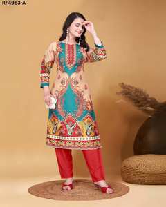 Ensemble Kurti en mousseline imprimée avec fond en rayonne pour le bureau et les vêtements décontractés avec des impressions numériques ethniques et des motifs abstraits en vrac - Product Image 1