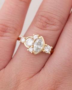 แหวนหมั้นเพชรทองคำขาวสีเหลืองทอง 1.30 กะรัต ทรงมาร์คีส์ ประดับเพชรแบบคลัสเตอร์ แหวนแต่งงานแบบฝังขอบ CVD ระดับ VS1 เครื่องประดับชั้นดี - Product Image 2