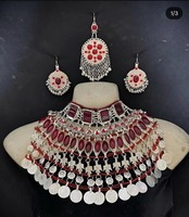 Ensemble de collier authentique et imposant de style afghan Kuchi avec de riches pierres en verre rouge, des pièces d'argent pendantes et des boucles d'oreilles assorties