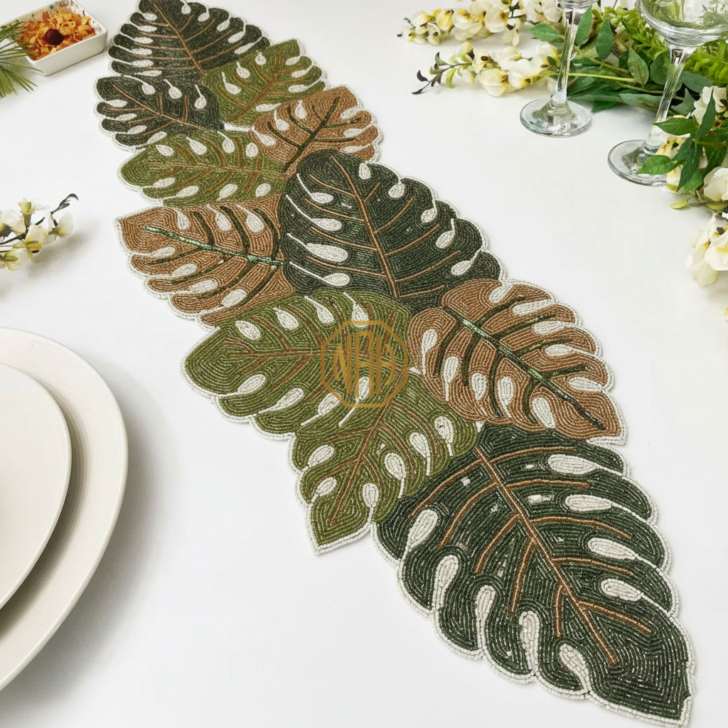 Chemin de table noir brodé de motifs floraux