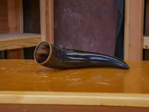 Tasse à boire artisanale de style viking rustique chope de style animal poli idéal pour les amateurs de bière artisanale et d'artisanat naturel - Product Image 5