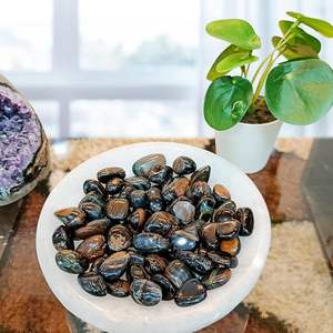 Cristales curativos semipreciosos naturales con piedras caídas de ojo de tigre azul pulido al por mayor para la fabricación y decoración de joyas - Product Image 4