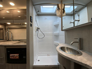 รถบ้านหรู ยี่ห้อ T HOR COMPASS 23TE รุ่นปี 2023 ราคาประหยัด สีขาว สำหรับ 4-6 คน มาตรฐานยูโร 5 พร้อมไมโครเวฟและพื้นอะคริลิค เหมาะสำหรับการตั้งแคมป์ - Product Image 3