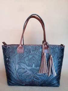 Monederos de cuero tallados a mano con relieve profundo hechos a medida ideales para tiendas de accesorios de moda para reventa - Product Image 3