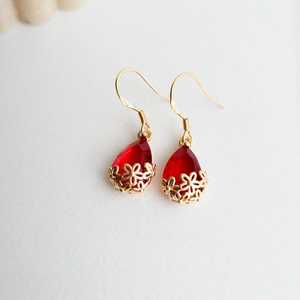 Pendientes de Aro Huggie Chapados en Oro con Plata de Ley y Corte de Pera Rojo Rubí Natural, Estilo Victoriano Vintage - Product Image 1