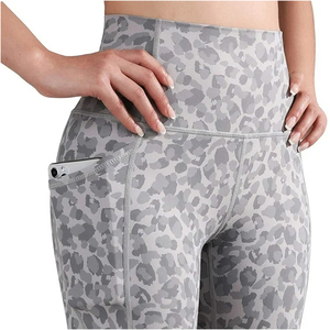 Shorts de yoga taille haute moulants en coton respirant à séchage rapide pour femme, avec effet froncé fessier galbant, idéal pour le sport et la gym - Product Image 3
