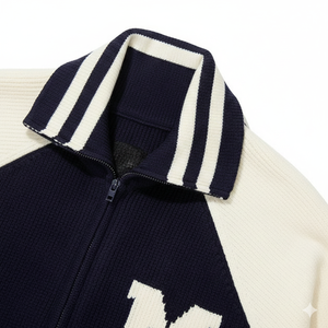 เสื้อแจ็คเก็ตวาร์ซิตี้ผู้ชายแบบปรับแต่งได้ พร้อมโลโก้ด้านหน้า ระบายอากาศ กันลม ดีไซน์สำหรับฤดูหนาว คุณภาพสูง ผลิตจากผ้าโพลีเอสเตอร์/คอตตอนแบบทอ รับผลิตแบบ OEM - Product Image 3