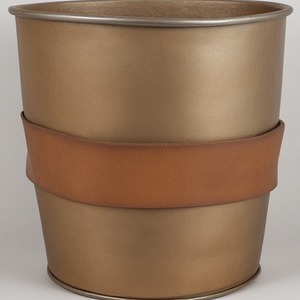 Maceta de cuero galvanizado Premium con correas de cuero cosidas, trabajo artesanal hecho a mano que ofrece decoración rústica de temporada - Product Image 4